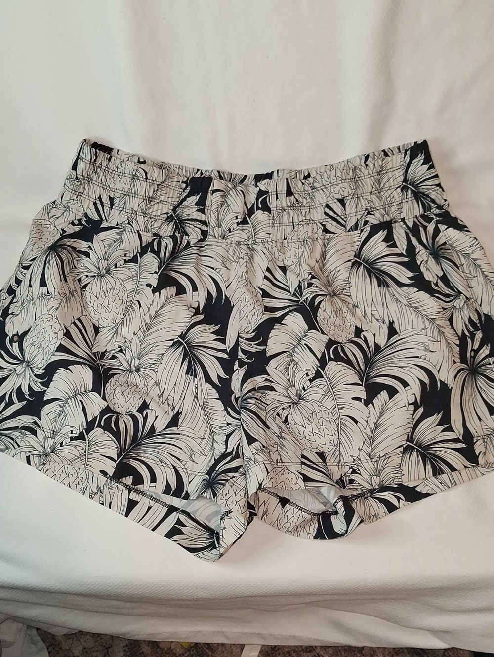 Source Unknown Black & White Tropical Pineapple Women's Athletic Shorts
